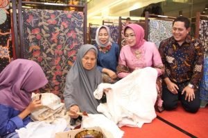 Ibu Dra.Hj. Fatma Saifullah Yusuf, selaku Ibu Wakil Gubernur Jawa Timur.
