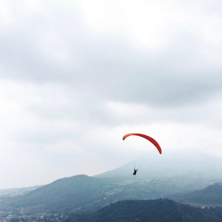 Mengarungi Langit Dengan Bermain Paralayang di Batu