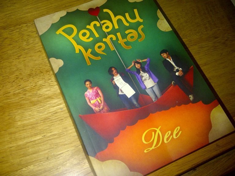 Review Novel Perahu Kertas