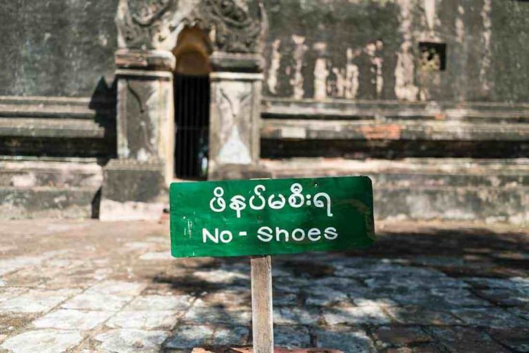 Sepatu atau Sandal Saat Traveling?