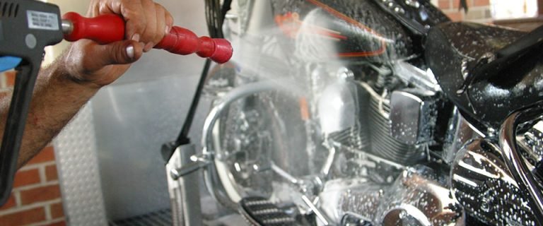 Mencuci Sepeda Motor, Mending Jangan Lakukan Hal Ini