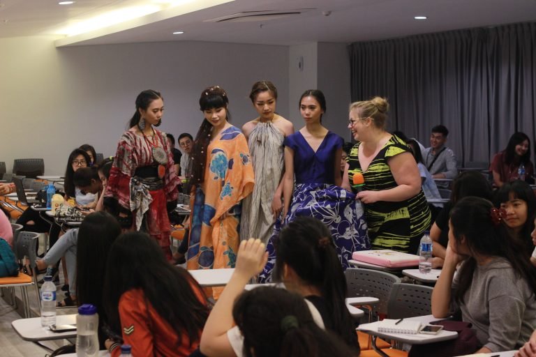 Melestarikan Budaya Suku Aborigin Lewat Fashion Yang Memukau