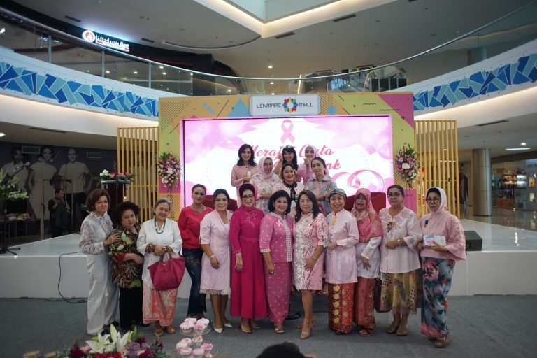 Merajut Cinta dalam Pita Pink, Semangati Para Wanita untuk Deteksi Dini Kanker Payudara