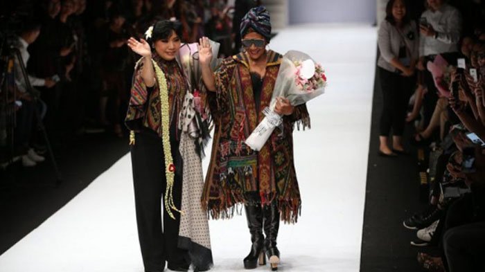 Susi Pudjiastuti Ikut Berjalan di Catwalk Jakarta Fashion Week 2019