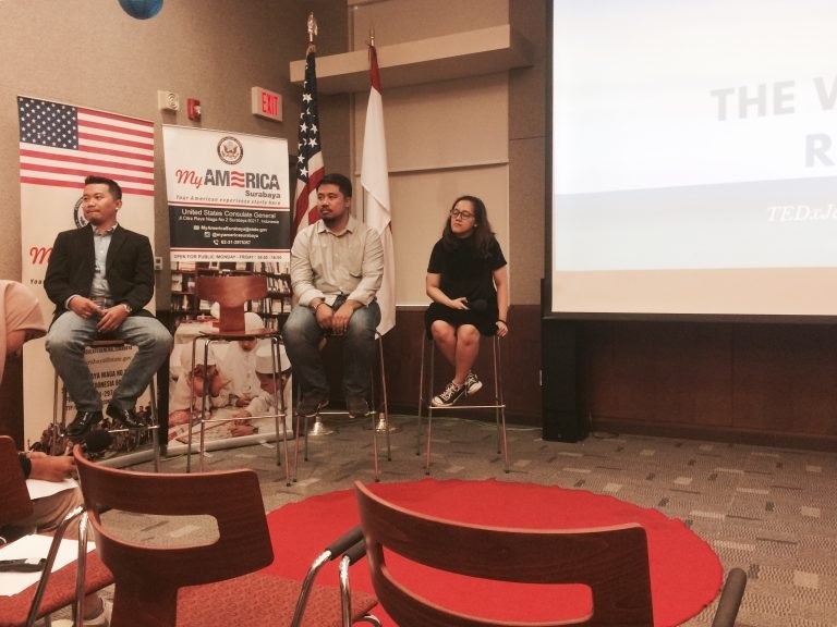 Berbagi Kisah Banting Setir Saat Berkarir Dengan TedxJalanTunjungan