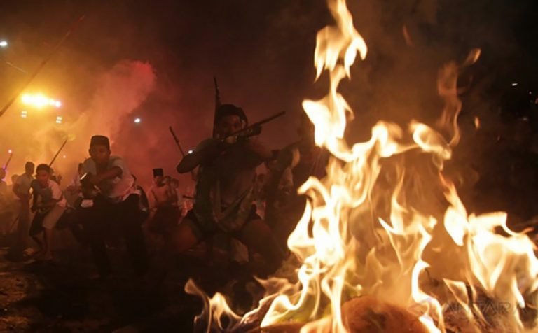 Viaduk Surabaya, Jalur Aktif Yang Tak Seharusnya Jadi Tempat Berkumpul