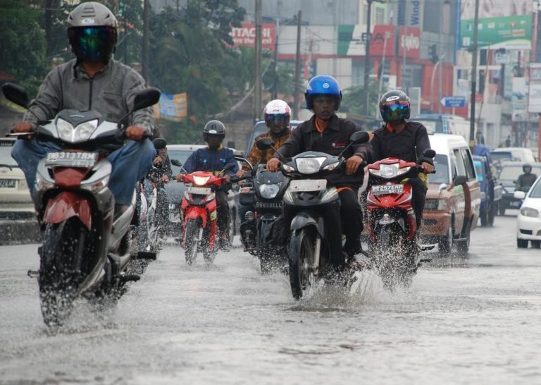 Tips Memilih Jas Hujan yang Tepat Bagi Pengendara Motor