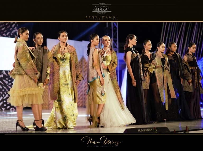 The Using Bawa Kombinasi Elegan dan Tradisional di Batik Fashion Festival