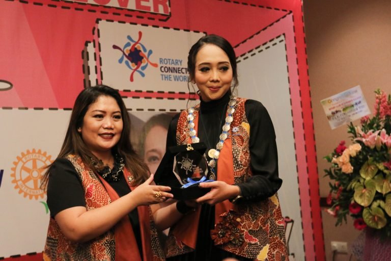 Usung Rotary Connects The World, Etty Soraya Jabat President Rotary Club of Surabaya Kaliasin 2019-2020