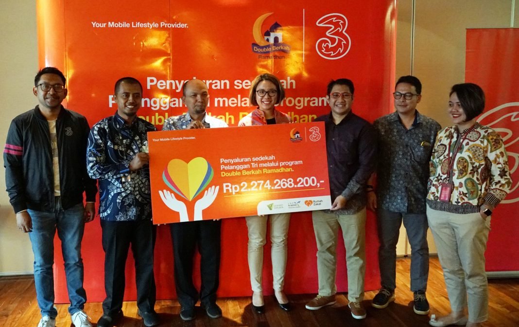 menyalurkan sedekah
