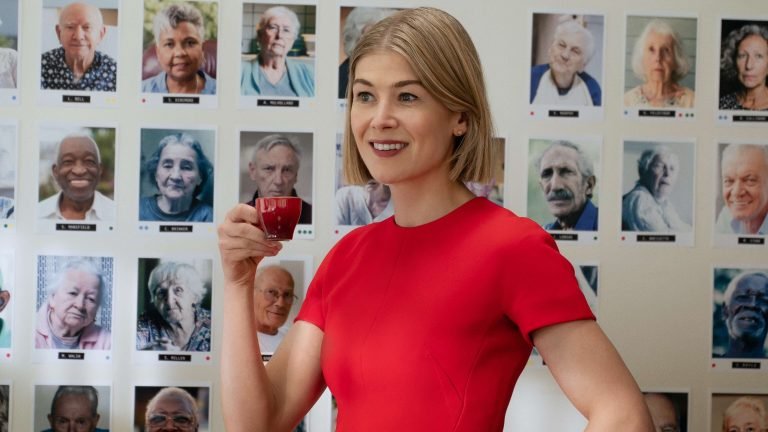 I Care A Lot: 3 Hal Menarik Adu Licik Penipu vs Penipu